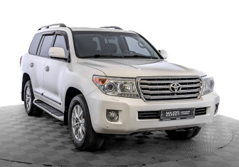 Подержанный автомобиль Toyota Land Cruiser Suv 2014 года (3 фото)