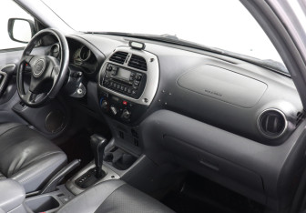 Подержанный автомобиль Toyota RAV4 2001 года (6 фото)