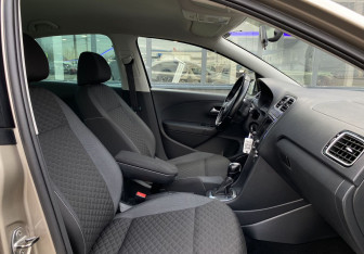 Подержанный автомобиль Volkswagen Polo Sedan 2018 года (19 фото)