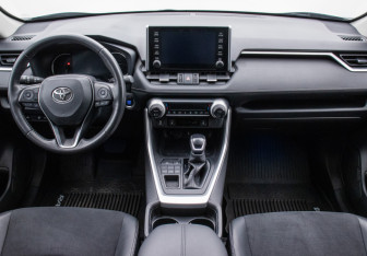 Подержанный автомобиль Toyota RAV4 2021 года (13 фото)