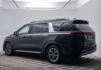 Подержанный автомобиль Kia Carnival 2021 года (3 фото)