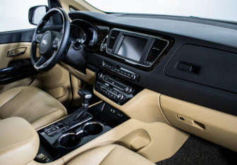 Подержанный автомобиль Kia Carnival 2019 года (12 фото)
