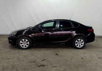 Подержанный автомобиль Opel Astra Sedan 2014 года (8 фото)