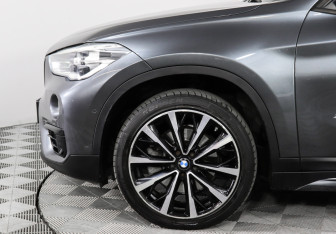 Подержанный автомобиль BMW X1 2017 года (8 фото)