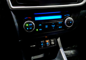 Подержанный автомобиль Toyota Auris Hatchback 2013 года (26 фото)