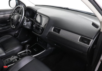 Подержанный автомобиль Mitsubishi Outlander 2019 года (10 фото)
