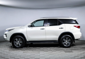 Подержанный автомобиль Toyota Fortuner 2022 года (8 фото)