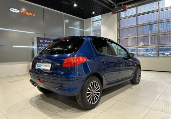 Подержанный автомобиль Peugeot 206 Hatchback 2002 года (4 фото)