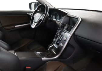 Подержанный автомобиль Volvo XC60 2015 года (9 фото)
