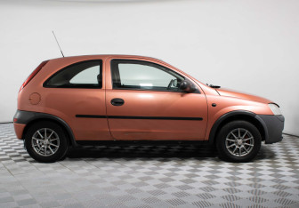 Подержанный автомобиль Opel Corsa 2001 года (4 фото)