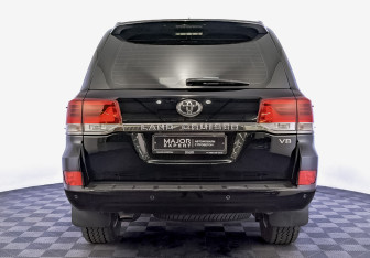 Подержанный автомобиль Toyota Land Cruiser Suv 2018 года (6 фото)