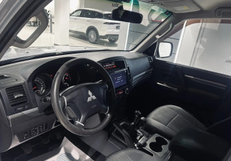 Подержанный автомобиль Mitsubishi Pajero 2012 года (7 фото)