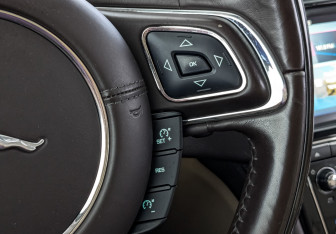 Подержанный автомобиль Jaguar XJ 2017 года (29 фото)