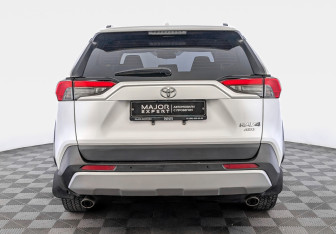 Подержанный автомобиль Toyota RAV4 2024 года (6 фото)