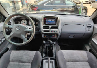 Подержанный автомобиль Nissan NP300 2010 года (9 фото)