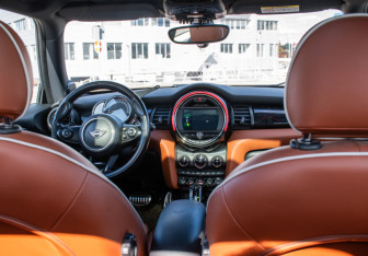 Подержанный автомобиль MINI Hatch 2020 года (12 фото)