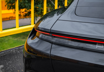 Подержанный автомобиль Porsche Taycan 2020 года (17 фото)