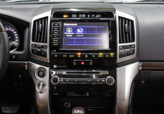 Подержанный автомобиль Toyota Land Cruiser Suv 2015 года (17 фото)