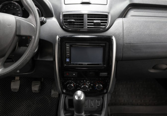 Подержанный автомобиль Nissan Terrano 2017 года (15 фото)