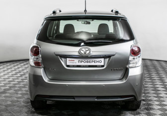 Подержанный автомобиль Toyota Verso 2013 года (3 фото)