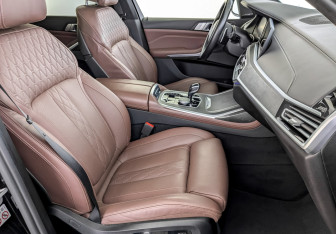 Подержанный автомобиль BMW X7 2021 года (25 фото)