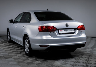 Подержанный автомобиль Volkswagen Jetta Sedan 2011 года (7 фото)