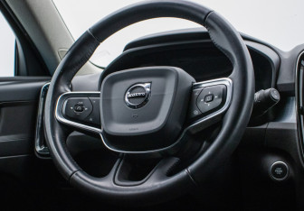 Подержанный автомобиль Volvo XC40 2018 года (15 фото)