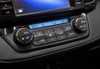 Подержанный автомобиль Toyota RAV4 2017 года (19 фото)