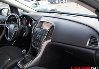 Подержанный автомобиль Opel Astra Hatchback 2011 года (7 фото)