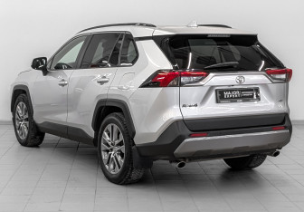 Подержанный автомобиль Toyota RAV4 2021 года (7 фото)