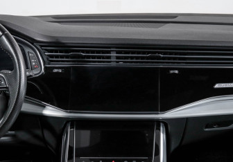 Подержанный автомобиль Audi Q8 2019 года (13 фото)