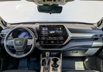 Подержанный автомобиль Toyota Highlander 2025 года (15 фото)