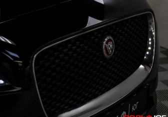 Подержанный автомобиль Jaguar F-Pace 2017 года (24 фото)