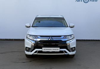 Подержанный автомобиль Mitsubishi Outlander 2022 года (2 фото)