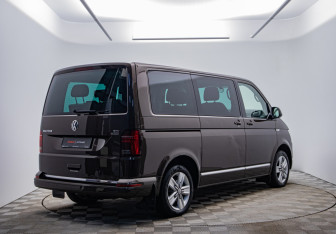 Подержанный автомобиль Volkswagen Multivan 2017 года (5 фото)