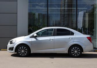 Подержанный автомобиль Chevrolet Aveo Sedan 2013 года (8 фото)