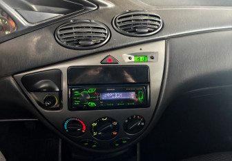 Подержанный автомобиль Ford Focus Sedan 2004 года (13 фото)