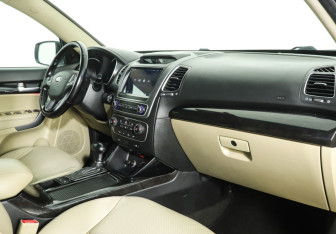 Подержанный автомобиль Kia Sorento 2012 года (9 фото)