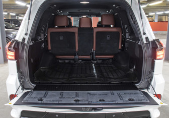 Подержанный автомобиль Lexus LX 2018 года (10 фото)