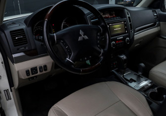 Подержанный автомобиль Mitsubishi Pajero 2020 года (16 фото)