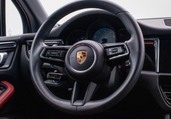 Подержанный автомобиль Porsche Macan 2023 года (15 фото)