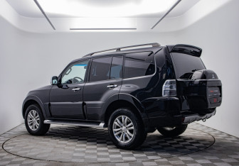 Подержанный автомобиль Mitsubishi Pajero 2017 года (7 фото)