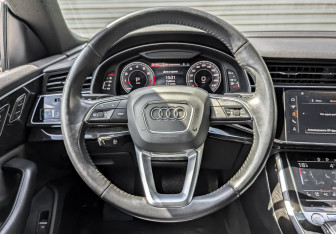 Подержанный автомобиль Audi Q8 2019 года (22 фото)