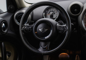 Подержанный автомобиль MINI Countryman 2011 года (15 фото)
