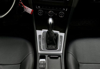 Подержанный автомобиль Volkswagen Golf Hatchback 2014 года (14 фото)