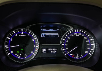 Подержанный автомобиль Infiniti JX 2013 года (11 фото)