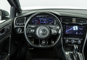 Подержанный автомобиль Volkswagen Golf R Wagon 2018 года (11 фото)