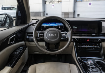 Подержанный автомобиль Kia Carnival 2021 года (11 фото)