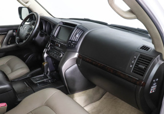 Подержанный автомобиль Toyota Land Cruiser Suv 2010 года (10 фото)