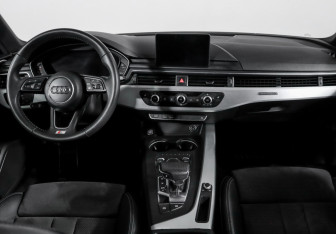 Подержанный автомобиль Audi A4 Sedan 2017 года (12 фото)